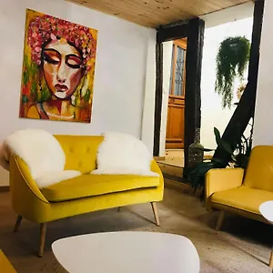 Labyrinthe Sur La Place D, Hotes , Calme ,netflix Appartement